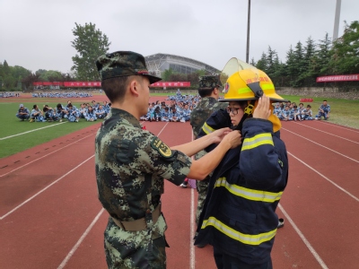 试穿消防战斗服