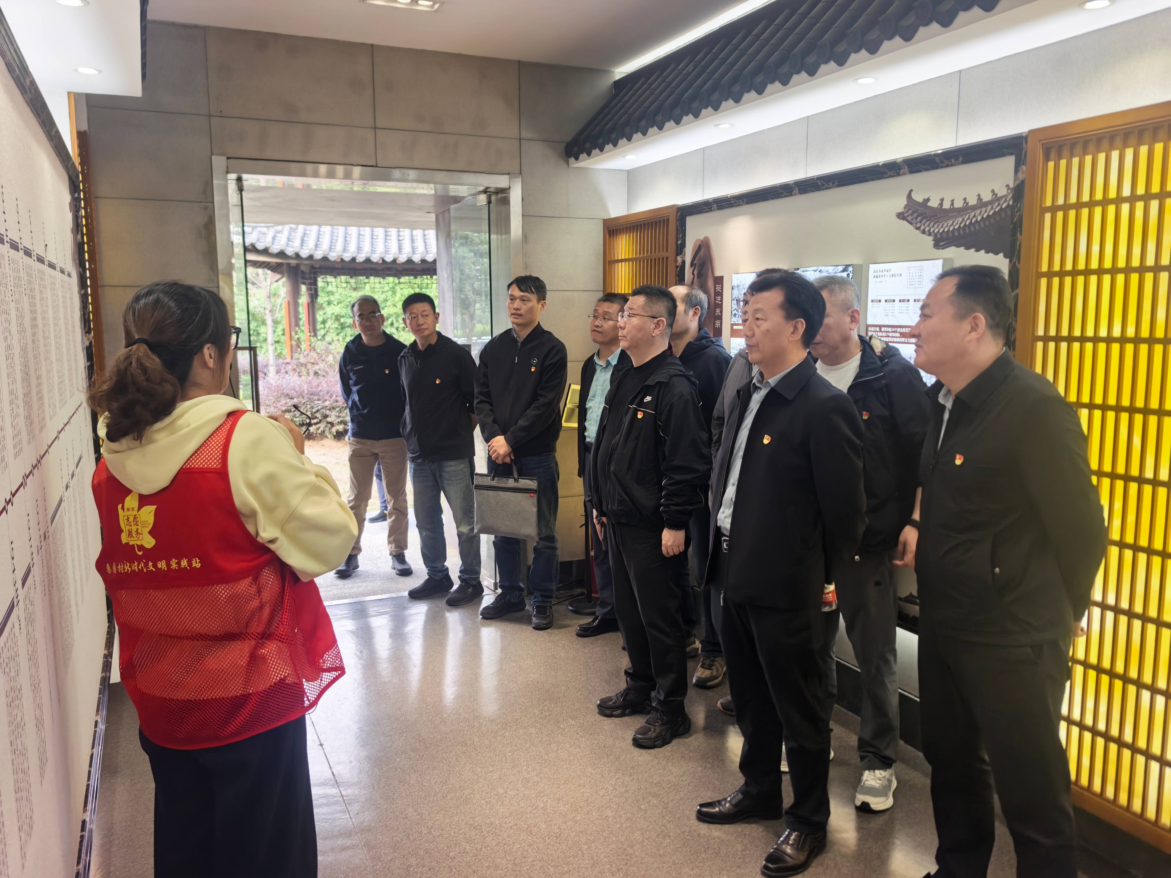 参观横山新四军革命纪念馆